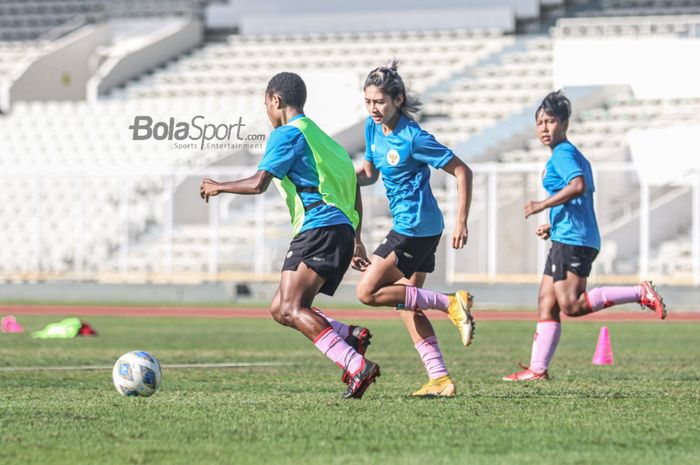Zahra Muzdalifah (tengah) nampak sedang berusaha membayangi lawannya dalam latihan timnas wanita Indonesia di Stadion Madya, Senayan, Jakarta, 7 Januari 2022.