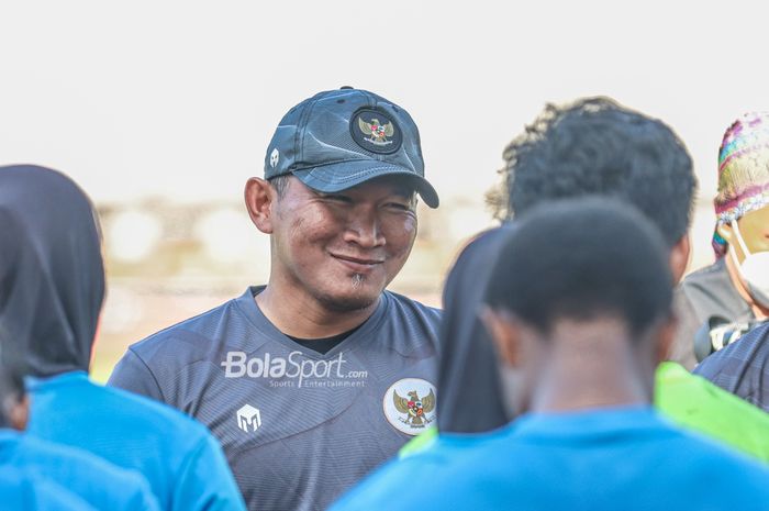 Pelatih timnas wanita Indonesia, Rudy Eka Priyambada, nampak sumringah dalam latihannya di Stadion Madya, Senayan, Jakarta, 7 Januar 2022.