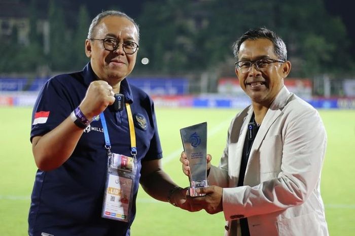 Aji Santoso Meraih Penghargaan Pelatih Terbaik Liga 1 Bulan Desember 2021