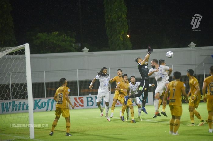 Kiper Bhayangkara menyelamatkan bola saat pertandingan Bhayangkara FC melawan Arema FC  (9/1/2022)