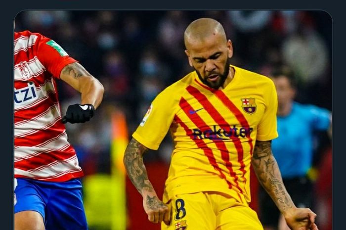 Aksi bek kanan Barcelona, Dani Alves, pada laga lanjutan Liga Spanyol melawan Granada di Stadion Los Carmenes, Sabtu (8/1/2022).