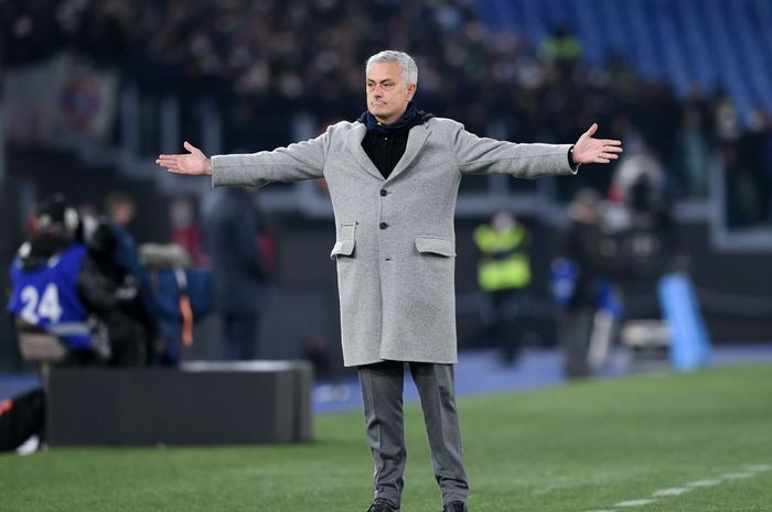 Pelatih AS Roma, Jose Mourinho, mengutarakan kekesalannya karena merasa timnya diperlakukan berbeda dengan Juventus, Inter Milan, dan AC Milan. 