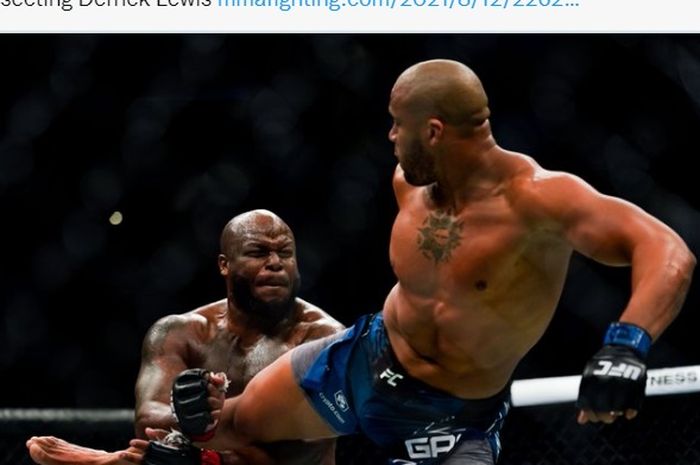 Momen duel Derrick Lewis (kiri) vs Ciryl Gane (kanan) pada UFC 265 (7/8/2021).