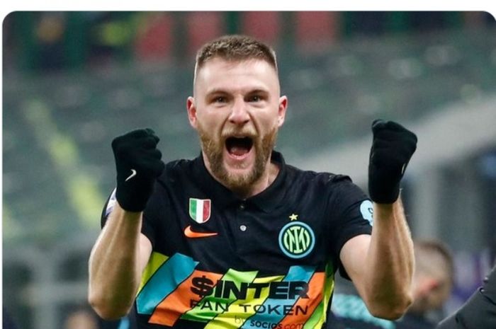 Bek Inter Milan, Milan Skriniar, merayakan golnya ke gawang Lazio.