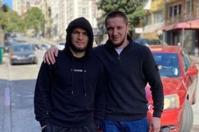 Khabib Nurmagomedov dan Saygid Izagakhmaev saat mengumumkan penandatanganan kontrak dengan ONE Championship.