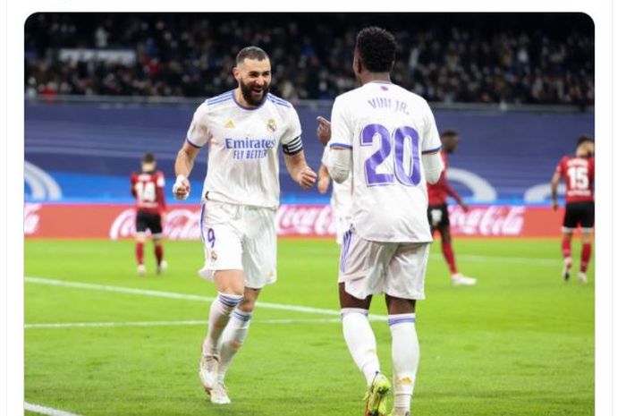 Duet striker Real Madrid, Karim Benzema dan Vinicius Jr saat merayakan gol.