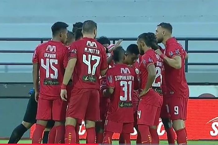 Winger Persija, Riko Simanjuntak kedapatan salah mengenakan jersey saat lawan Persipura