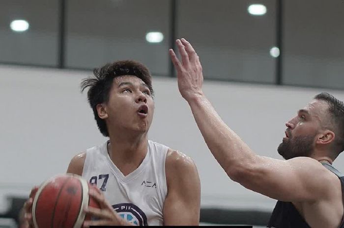 Pemain Rans PIK Basketball sedang berhadapan dengan pemain DNA Bima Perkasa Jogja.