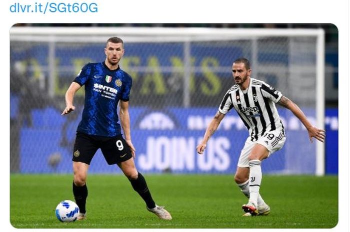 Edin Dzeko (kiri) dan Leonardo Bonucci dalam duel Inter Milan vs Juventus di Liga Italia 2021-2022.