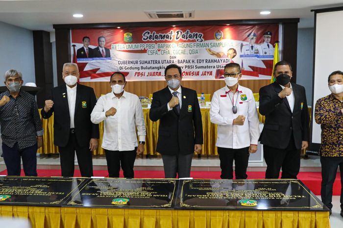 Ketua Umum PP PBSI Agung Firman Sampurna  (tengah) saat meresmikan pelatnas wilayah barat di Sumatera Utara (Sumut), Selasa (11/1/2021).