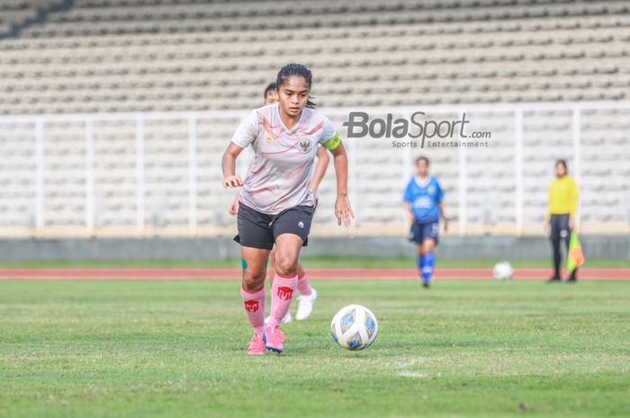 Pemain timnas putri Indonesia, Ade Mustikiana Oktafiani, nampak sedang menggiring bola dalam laga uji coba  di Stadion Madya, Senayan, Jakarta, 13 Januari 2022.