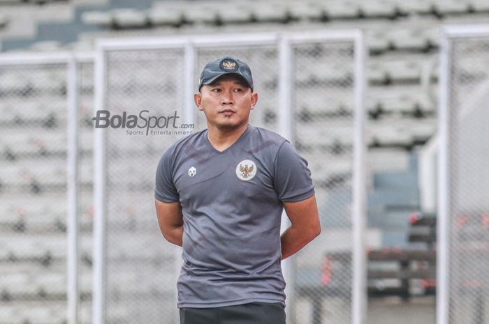 Pelatih timnas putri Indonesia, Rudy Eka Priyambada, nampak sedang memantau para pemainnya dalam laga uji coba di Stadion Madya, Senayan, Jakarta, 13 Januari 2022.