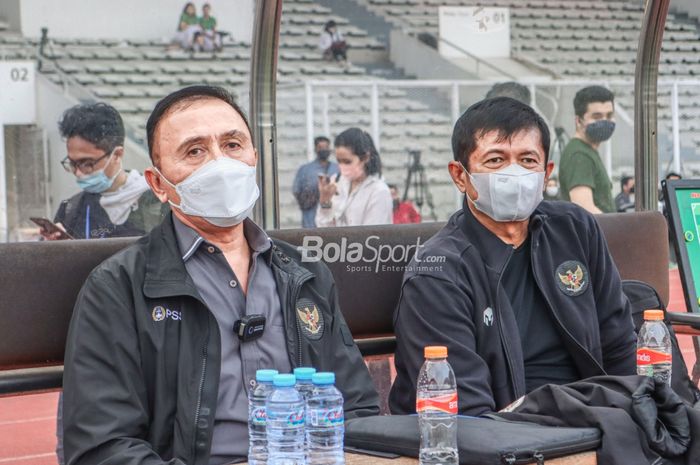 Ketua Umum PSSI, Mochamad Iriawan (kiri) dan Direktur Teknik PSSI, Indra Sjafri (kanan), nampak hadir dalam latihan timnas putri Indonesia di Stadion Madya, Senayan, Jakarta, 13 Januari 2022.