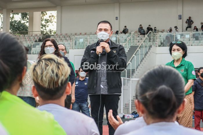 Ketua Umum PSSI, Mochamad Iriawan, nampak sedang memberikan masukan kepada timnas putri Indonesia di Stadion Madya, Senayan, Jakarta, 13 Januari 2022.