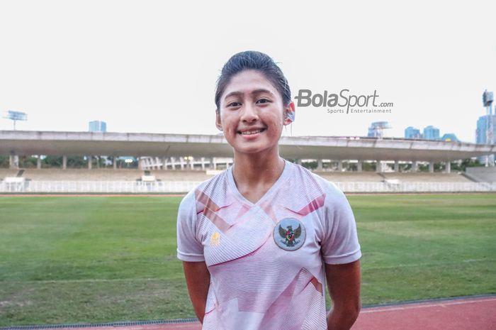 Striker Timnas Wanita Indonesia, Zahra Muzdalifah, menyapa pers saat ditemui seusai laga uji coba di Stadion Madya, Senayan, Jakarta, 13 Januari 2022.