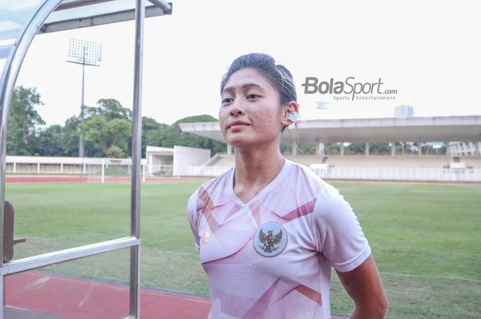 Pemain timnas putri Indonesia, Zahra Muzdalifah, saat ditemui seusai laga uji coba di Stadion Madya, Senayan, Jakarta, 13 Januari 2022.