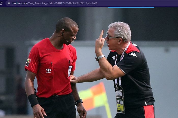 Pelatih timnas Tunisia, Mondher Kebaier (kanan), memprotes keputusan wasit Janny Sikazwe dalam laga versus timnas Mali di Piala Afrika 2021.