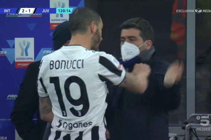 Leonardo Bonucci menyerang staf Inter Milan, Cristiano Mozzillo, dalam partai Piala Super Italia antara Inter Milan vs Juventus di San Siro, 12 Januari 2022.
