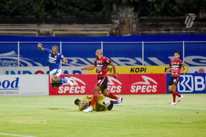Suasana laga Persib Bandung melawan Bali United di Stadion I Gusti Ngurah Rai, Denpasar, Bali, Kamis (13/1/2022).
