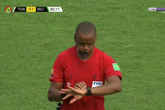 Wasit Janny Sikazwe pernah menimbulkan dua kontroversi lain sebelum mengacaukan laga antara timnas Tunisia dan timnas Mali di Piala Afrika 2021. 