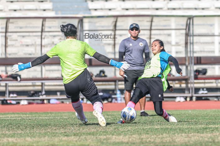 Pemain timnas putri Indonesia, Diah Tri Lestari (kanan), nampak sedang menendang dalam bola latihannya di Stadion Madya, Senayan, Jakarta, 7 Januari 2022.