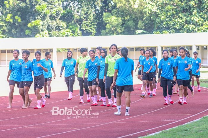 Skuat timnas putri Indonesia sedang bersiap dalam latihannya di Stadion Madya, Senayan, Jakarta, 7 Januari 2022.