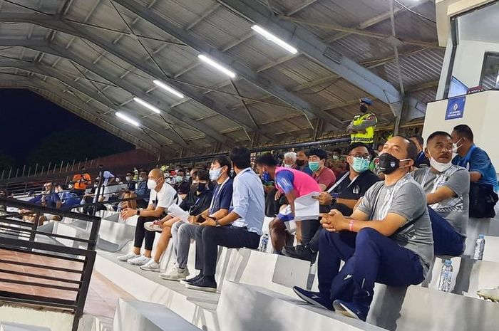 Pelatih timnas Indonesia, Shin Tae-yong, kala menyaksikan langsung dan memantau pemain-pemain muda dalam laga Liga 1 antara Persib vs Bali United di Stadion Ngurah Rai, 13 Januari 2022.