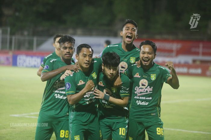 Para pemain Persebaya Surabaya melakukan selebrasi usai menjebol gawang PSM Makassar pada laga pekan ke-19 Liga 1 2021-2022.