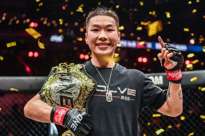 Xiong Jingnan sukses mempertahankan sabuk juara kelas jerami perempuan di ONE Championship: Heavy Hitters, Jumat (14/1/2022) di Singapore Indoor Stadium.