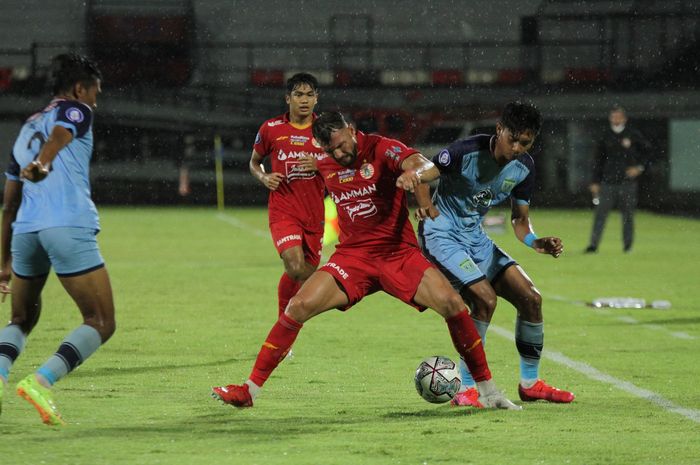 Striker Persija, Marko Simic (tengah) beradu duel melawan pemain Persela Lamongan