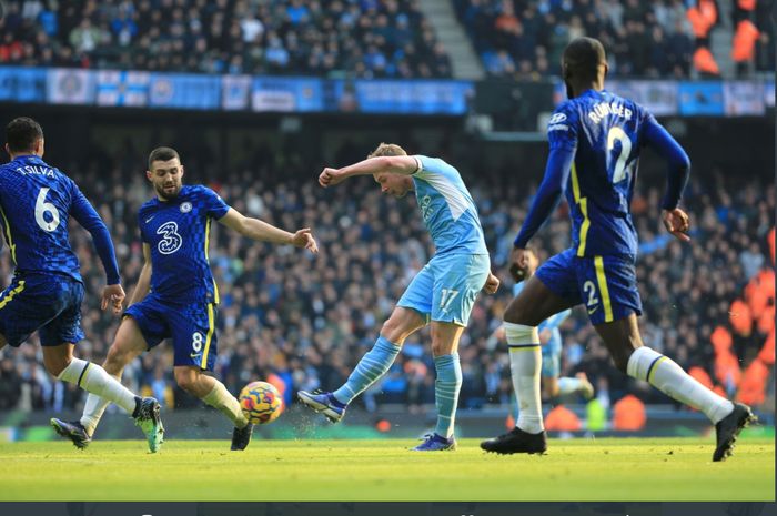 Kevin De Bruyne mencetak gol dalam kondisi dikepung pemain lawan pada laga pekan ke-22 Liga Inggris antara Manchester City dan Chelsea, Sabtu (15/1/2022) di Etihad Stadium.