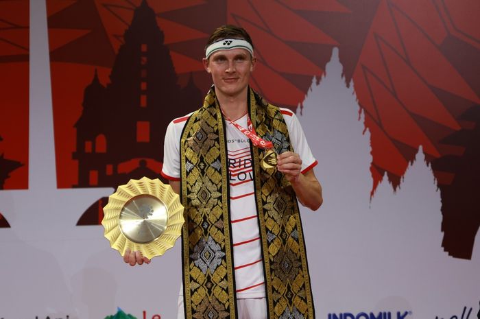 Pebulu tangkis tunggal putra Denmark, Viktor Axelsen, berpose setelah memenangi gelar juara bWF World Tour Finals 2021 di Nusa Dua, Bali, 5 Desember 2021.