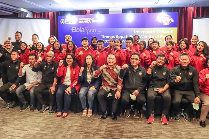 Ketua Umum PSSI, Mochamad Iriawan, nampak berfoto bersama dengan skuad timnas putri Indonesia di Hotel Ibis Slipi, Jakarta Barat, 16 Januari 2022.