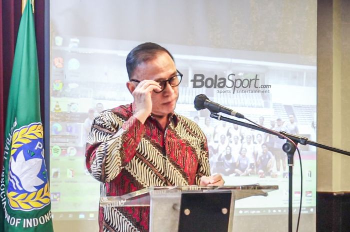 Ketua Umum PSSI, Mochamad Iriawan, sempat melepas kaca matanya ketika menitikkan air mata saat memberikan sambutan kepada timnas putri Indonesia yang akan berlaga di Piala Asia 2022.