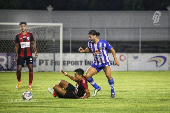 Persipura Jayapura versus Persiraja Banda Aceh pada laga pekan ke-20 Liga 1 2021-2020 di Stadion Kompyang Sujana, Denpasa, Bali, Mingu (16/1/2022).