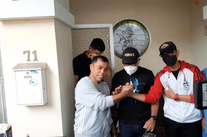 Sekitar pukul 09.00 WIB, Doddy Sudrajat menyambangi kediaman keluarga Faisal yang beralamat di Srengseng, Kembangan, Jakarta Barat pada Minggu (16/1/2022).
Grid.ID/Anggita Nasution