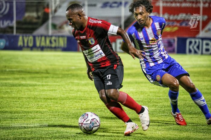 Persipura Jayapura versus Persiraja Banda Aceh pada laga pekan ke-20 Liga 1 2021-2020 di Stadion Kompyang Sujana, Denpasa, Bali, Mingu (16/1/2022).