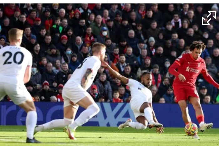 Pemain Liverpool, Trent Alexander-Arnold, pada pertandingan melawan Brentford, Minggu (16/1/2022)