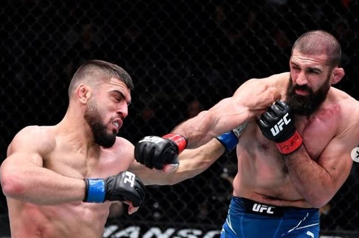 Momen duel Ramiz Brahimaj (kiri) melawan Court McGee (kanan) dalam UFC Vegas 46, Minggu pagi (16/1/2022) WIB.