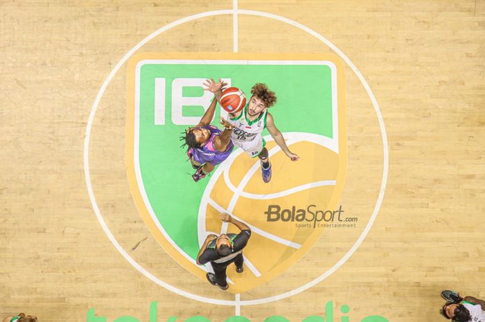 Suasana pertandingan IBL 2022 yang mempertemukan Pacific Caesar Surabaya versus RANS PIK Basketball di Hall Basket, Senayan, Jakarta, 17 Januari 2022.