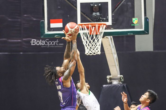 Suasana pertandingan IBL 2022 yang mempertemukan Pacific Caesar Surabaya versus RANS PIK Basketball di Hall Basket, Senayan, Jakarta, 17 Januari 2022.