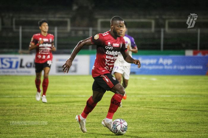 Aksi Privat Mbarga saat membela Bali United.
