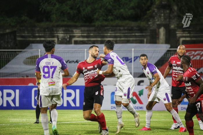 Bali United versus Persita Tangerang dalam laga pekan ke-20 Liga 1 2021-2022 di Stadion I Gusti Ngurah Rai, Denpasar, Bali, Senin (17/1/2022).