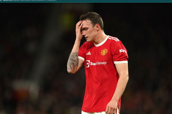 Bek tengah Manchester United, Phil Jones, tetap terasing meski Manchester United krisis lini belakang.