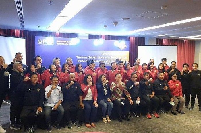 Ketua Umum PSSI M Iriawan melepas Timnas Indonesia wanita di Hotel Kimaya Ibis Slipi, Palmerah, Jakarta Barat pada Minggu (16/1/2022) malam untuk bertanding di piala Asia Women India. 