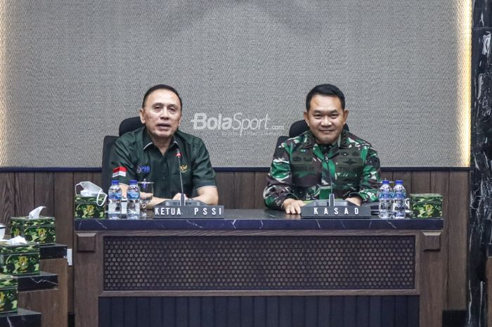 Ketua Umum PSSI, Mochamad Iriawan (kiri), dan KSAD TNI, Dudung Abdurachman (kanan), saat melakukan jumpa pers mengenai rencana Liga Santri di Mabes TNI AD, Gambir, Jakarta Pusat, 18 Januari 2022.