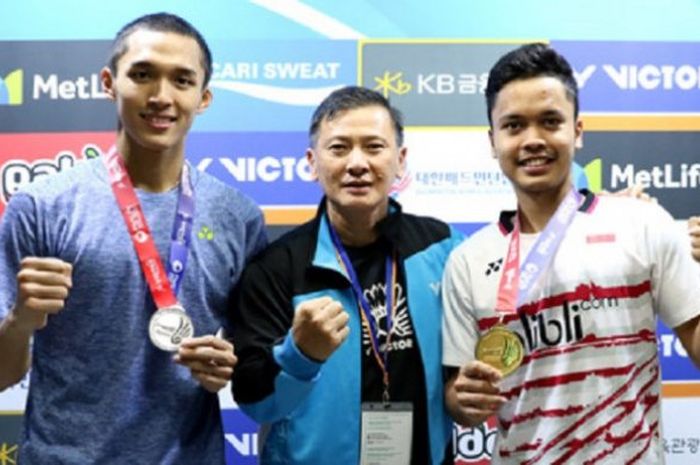 Pelatih kepala tunggal putra nasional, Hendry Saputra Ho (tengah) berpose dengan Jonathan Christie dan Anthony Sinisuka Ginting.