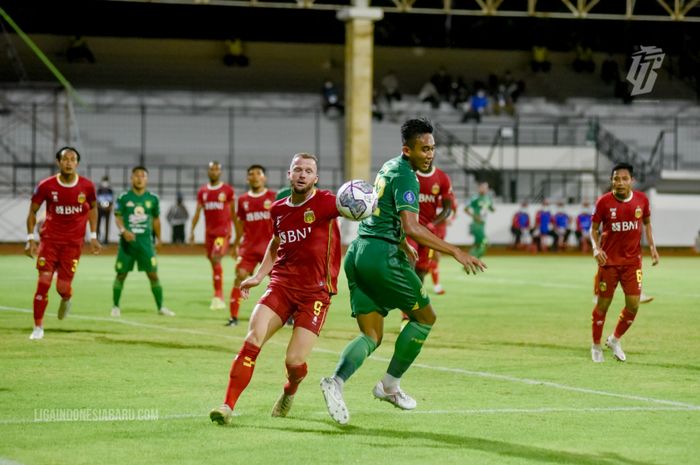 Pemain Persebaya Surabaya, Rizky Ridho saat melawan Bhayangkara FC pada laga pekan ke-20 Liga 1 2021-2022 di Stadion I Gusti Ngurah Rai, Denpasar, Bali, Selasa (18/1/2022)