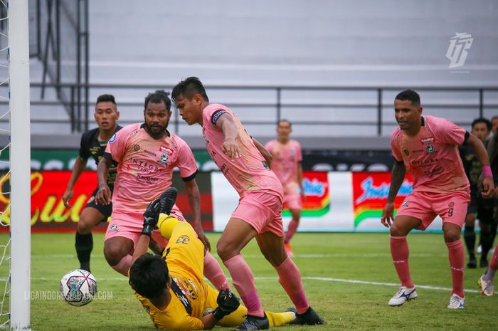 Kiper PSS Sleman, Miswar Saputra menahan serangan dua pemain Madura United, Fandy Imbiri dan Fachruddin Aryanto dalam laga pekan ke-20 di Stadion Kapten I Wayan Dipta, Gianyar, Selasa (18/1/2022). 
