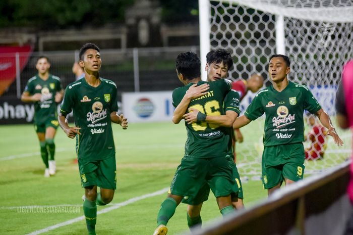 Persebaya Surabaya vs Bhayangkara FC pada laga pekan ke-20 Liga 1 2021-2022 di Stadion I Gusti Ngurah Rai, Denpasar, Bali, Selasa (18/1/2022)